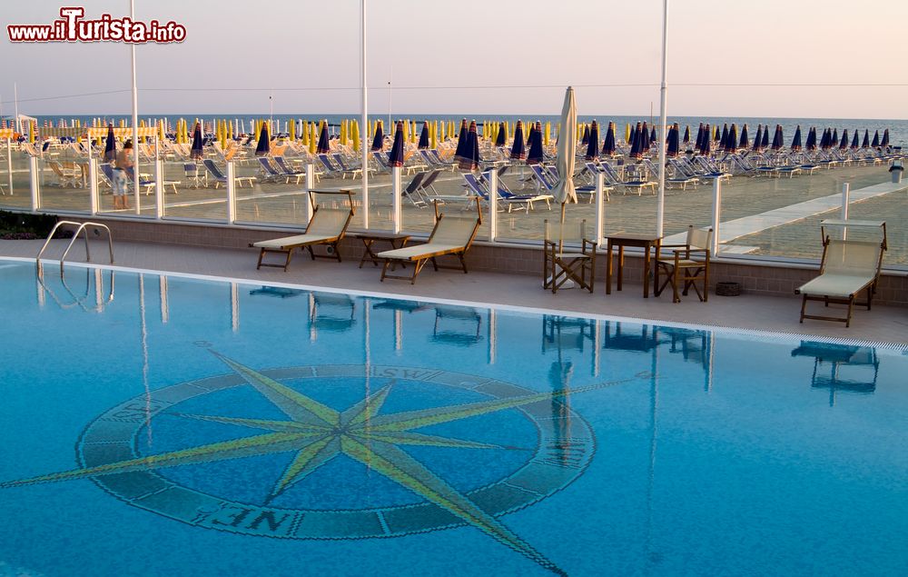 Immagine La piscina di una spiaggia privata a Viareggio, provincia di Lucca, Toscana.
