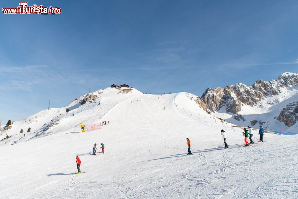 Immagine La pista blu Tondi a Cortina d'Ampezzo. In alto il rifugio Faloria della Dolomiti - © OMNIA Relations / Martina De Biasi