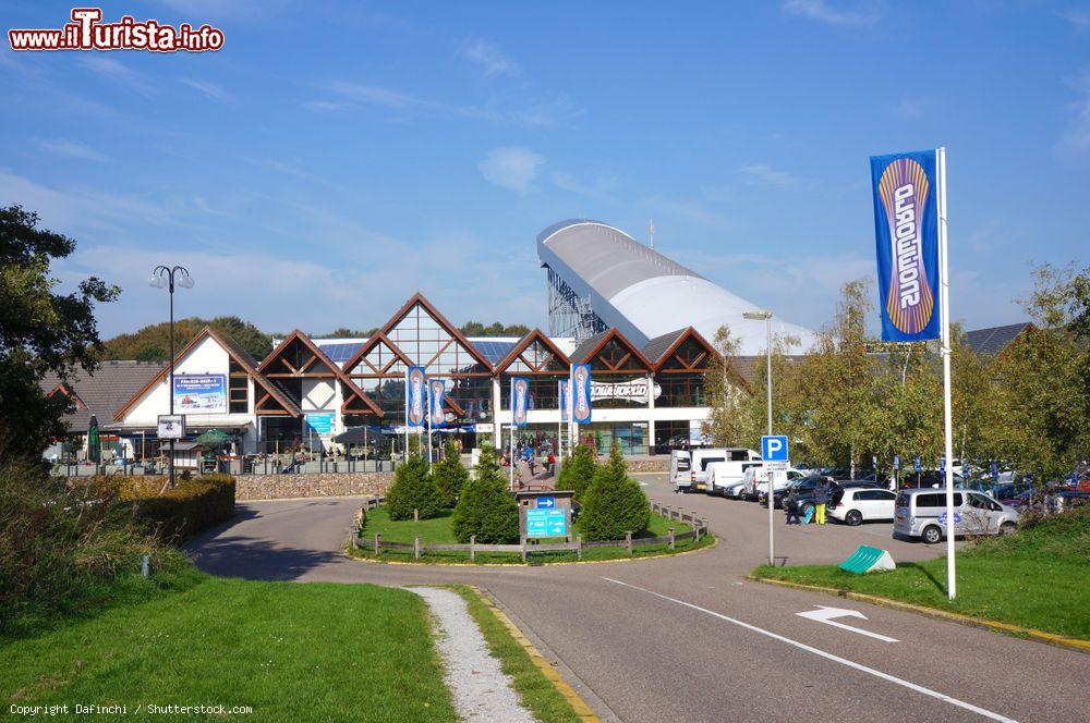 Immagine La pista da sci al coperto Snowworld nella città olandese di Zoetermeer, fotografata in una giornata di sole - © Dafinchi / Shutterstock.com