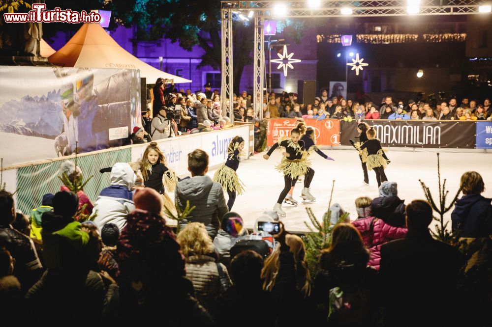 Immagine La pista del pattinaggio sul ghiaccio di Bressanone durante il periodo dei mercatini di Natale - © Matthias Gasser / www.brixen.org