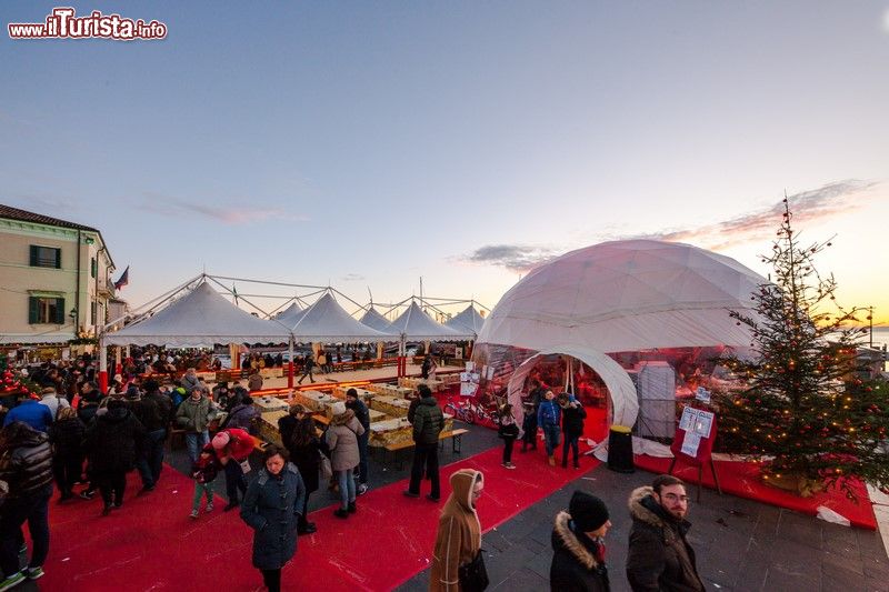 Immagine La Pista di pattinaggio di Bardolino sul Lago di Garda durante il periodo del Natale - © consorziovr2.it