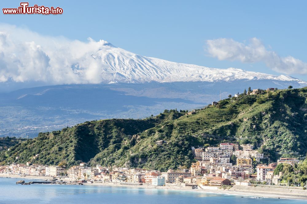 Immagine La pittoresca baia di Giardini Naxos con l'Etna innevato sullo sfondo, provincia di Messina, Sicilia.
