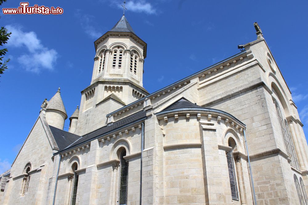 Immagine La pittoresca chiesa di Notre Dame d'Echire, vicino a Niort, dipartimento di Deux-Sèvres, Francia.