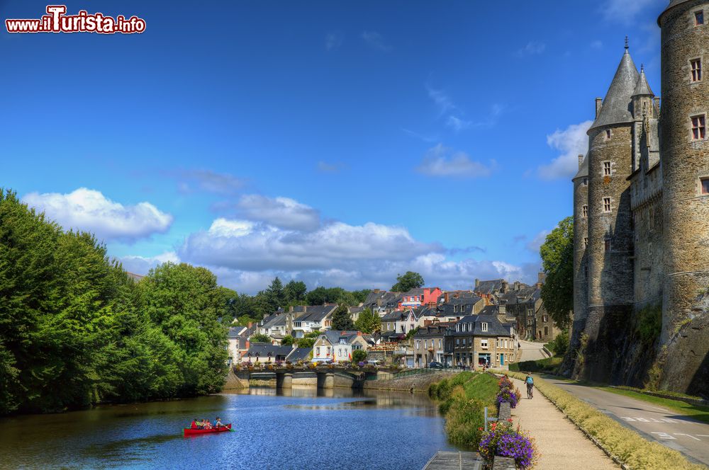 Immagine La pittoresca città di Josselin in Bretagna, Francia. Questo borgo medievale incanta con le sue mura incastonate nella roccia che domina il fiume Oust.