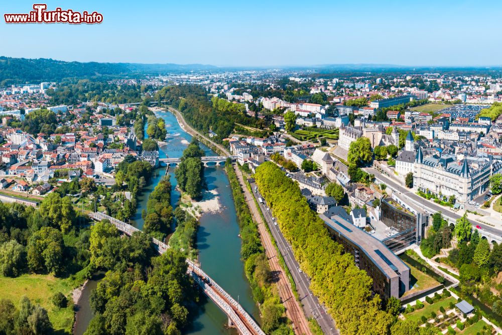 Immagine La pittoresca cittadina di Pau vista dall'alto, Aquitania, Francia. Uno dei più grandi storici e poeti francesi, Alphonse de Lamarine definì questa località come la "più bella veduta di terra".