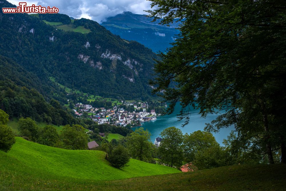Immagine La pittoresca cittadina di Vitznau, affacciata sul lago di Lucerna, in Svizzera. Da qui partono numerosi sentieri escursionistici verso la montagna di Rigi ai cui piedi sorge questa località di villeggiatura.