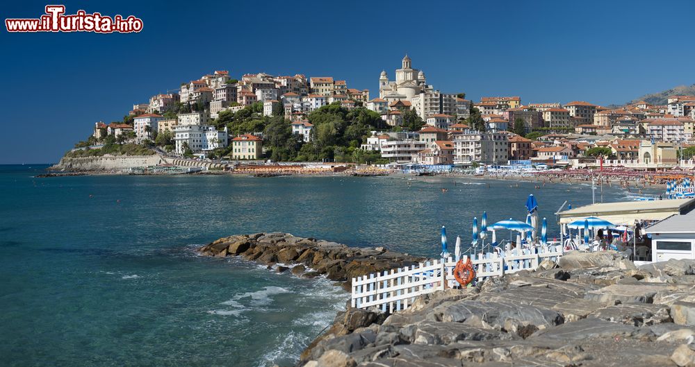 Immagine La pittoresca cittadina ligure di Porto Maurizio, Imperia, durante l'estate. Sullo sfondo, l'imponente duomo, la chiesa più grande di tutta la Liguria. Dedicata a San Maurizio, venne progettata da Gaetano Cantoni nella seconda metà del XVIII° secolo.