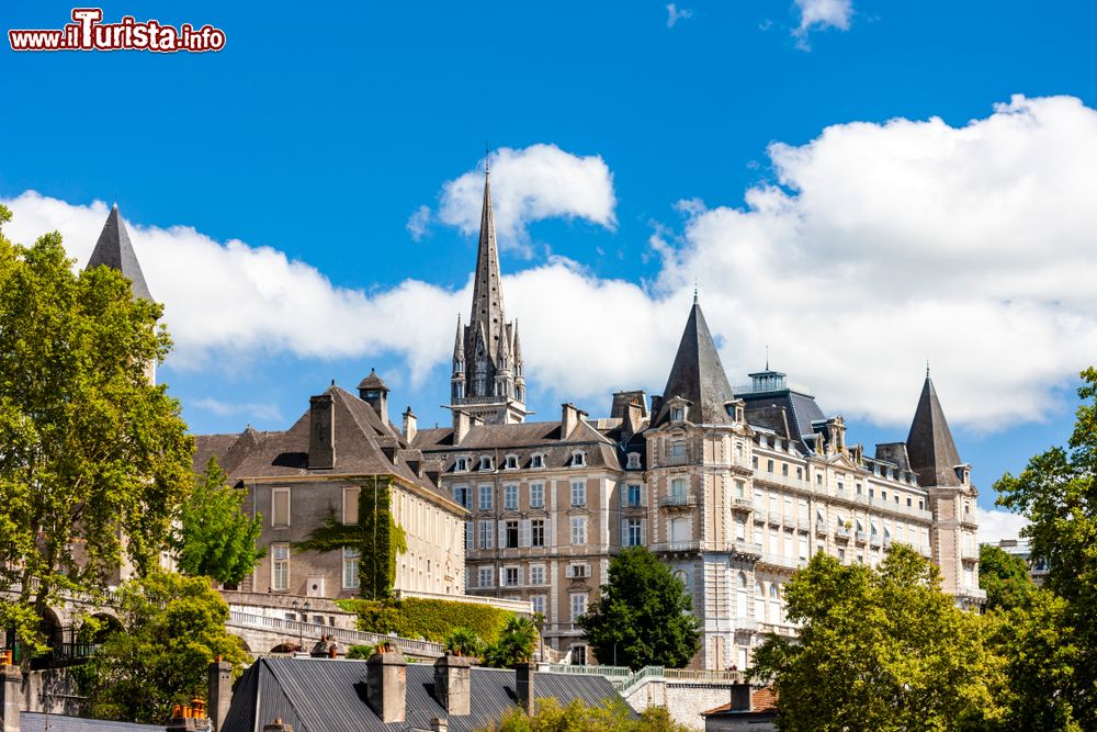 Immagine La pittoresca cittadina medievale di Pau, regione dell'Aquitania (Francia). La storia e il paesaggio naturale l'hanno fatta diventare meta prediletta di aristocratici e artisti.