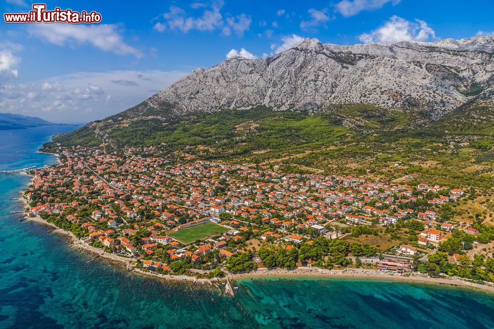 Immagine La pittoresca costa della città di Orebic, penisola di Peljesac (Croazia). Siamo ai piedi del monte Sveti Ilija che offre una natura rigogliosa e incontaminata.