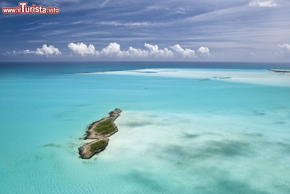 Immagine La pittoresca Exuma fotografata dall'alto, Arcipelago delle Bahamas. In questo paradiso naturale sono state girate le scene di due film della serie 007, Thunderball e Mai Dire Mai.