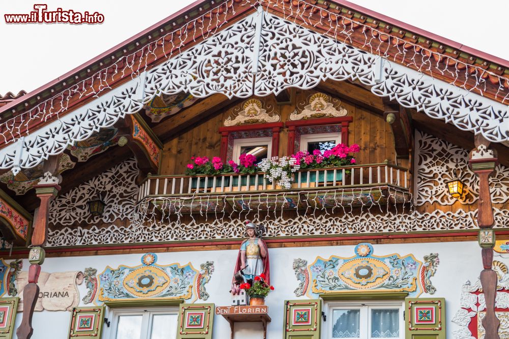Immagine La pittoresca facciata dipinta di una casa di Canazei, Val di Fassa, Trentino Alto Adige.