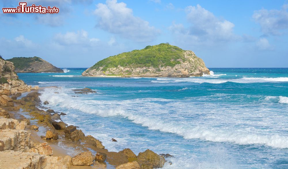 Immagine La pittoresca Half Moon Bay sulla costa atlantica a Saint John's, Antigua e Barbuda. Si tratta di una paradisiaca mezzaluna di sabbia con sfumature che vanno dal bianco al rosa ed è considerata la spiaggia più bella dello stato.