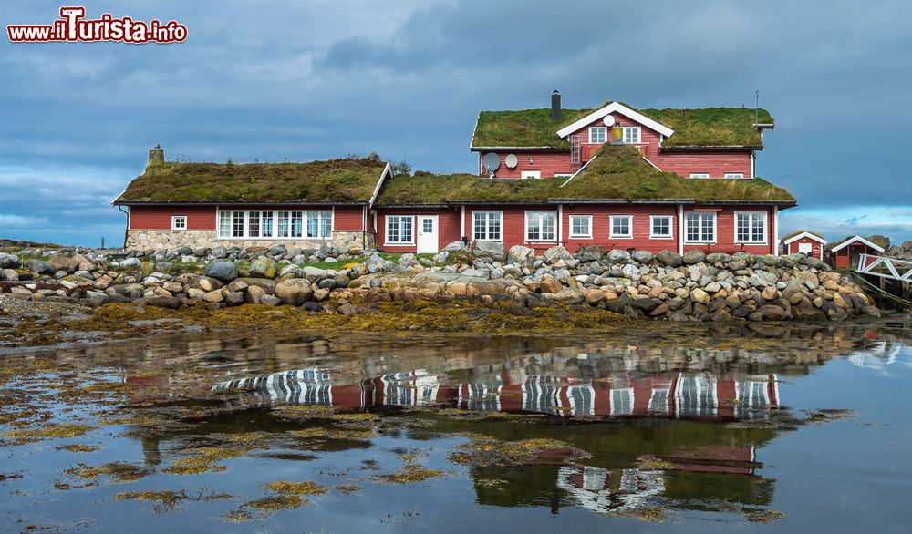 Immagine La pittoresca Hustadvika Guesthouse nei pressi di Kristiansund, Norvegia. Si trova lungo la Strada Atlantica fra le località di Molde e Kristiansund. Offre sauna, idromassaggio, un molo privato e un ristorante stagionale con camino.
