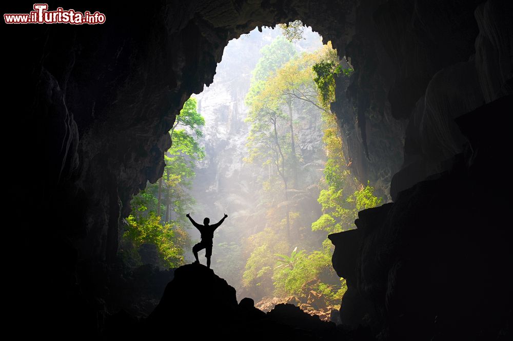 Immagine La pittoresca Lam Khlong Ngu Cave al parco nazionale di Lam Khlong Ngu, Kanchanaburi (Thailandia).