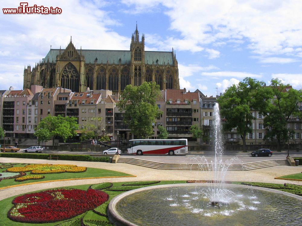 Immagine La pittoresca Piazza della Commedia a Metz, Francia, con la cattedrale sullo sfondo.