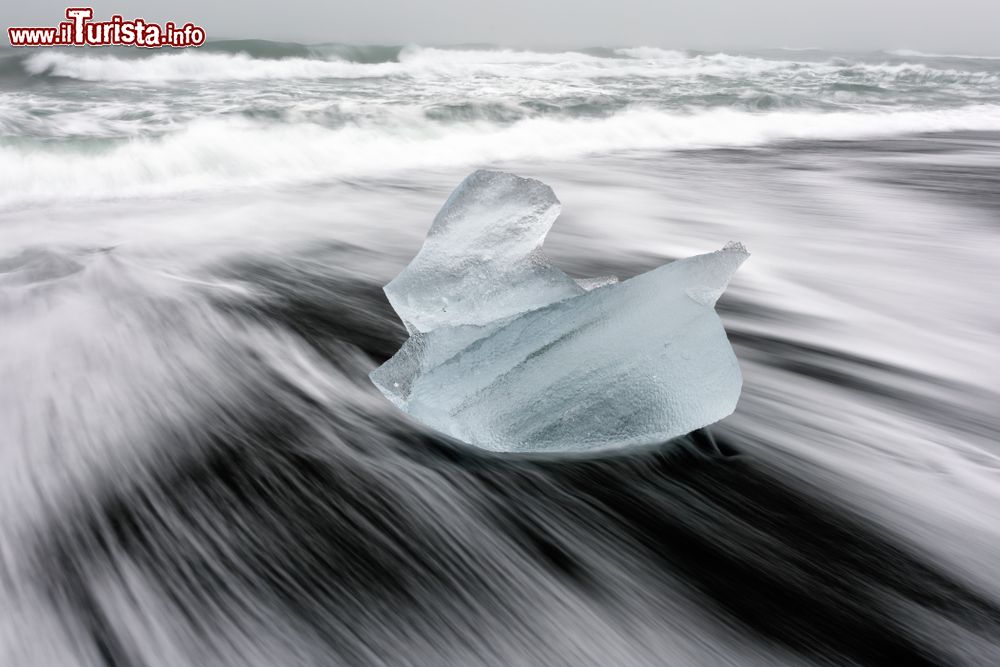 Immagine La pittoresca spiaggia dei diamanti, Diamond Beach, vicino alla laguna Jokulsarlon, Islanda. 