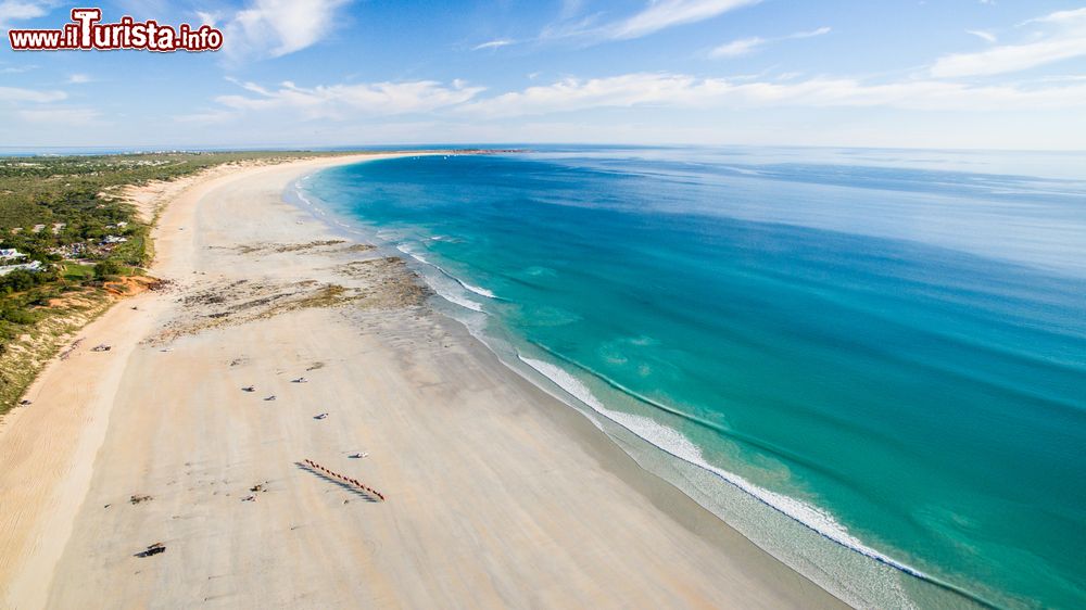 Immagine La pittoresca spiaggia di Cable Beach nei pressi di Broome, Western Australia. Cable Beach si chiama così perchè nel 1889 venne posato il cavo telegrafico sottomarino che collegava l'Australia a Singapore e quindi all'Inghilterra.