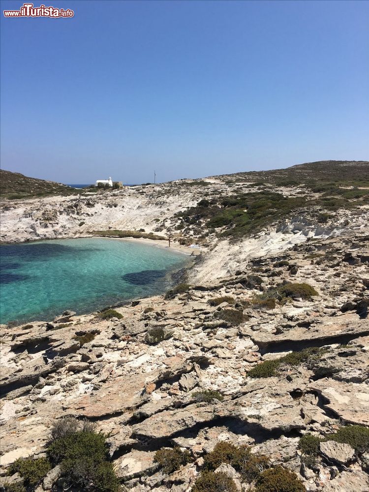 Immagine La pittoresca spiaggia di Faneromeni sull'isola di Antiparos, Cicladi, Grecia. E' un'ottima destinazione per vacanze con famiglia e bambini.