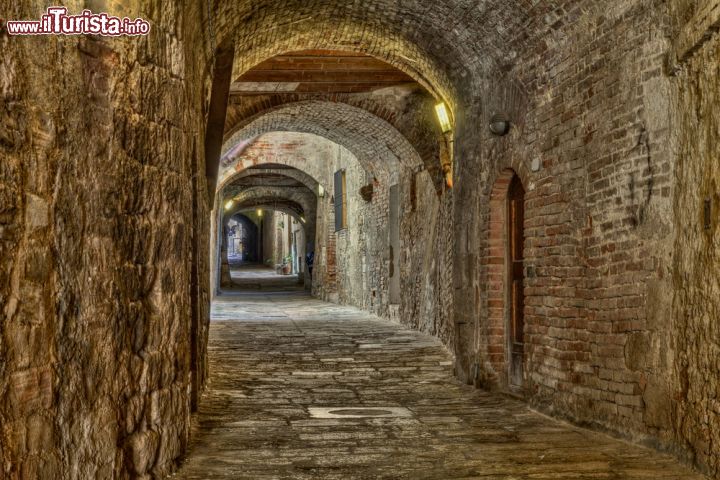 Immagine La pittoresca Via delle Volte a Colle di Val d'Elsa, Toscana. Questo misterioso tunnel di epoca medievale conduce da Piazza del Duomo a Via del Castello - © 233721316 / Shutterstock.com