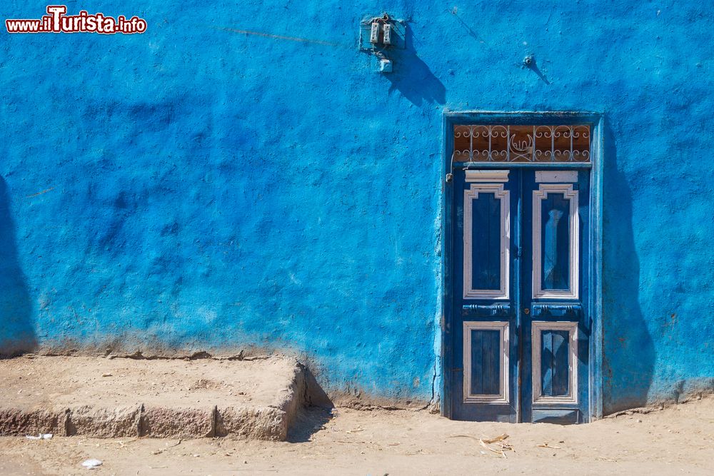Immagine La porta blu in legno di una tipica abitazione nella città di Luxor, Egitto.