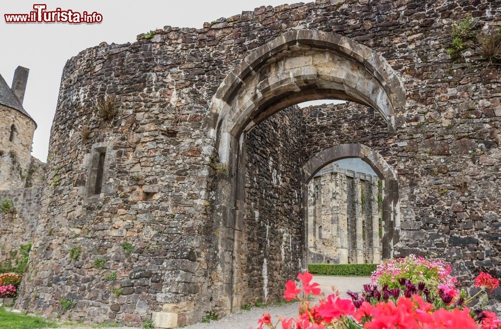 Immagine La porta centrale del castello di Saint-Sauveur-le-Vicomte, Normandia, Francia. La fortezza è una dei simboli della città e dell'intera Normandia. Con pianta rettangolare, bastioni imponenti e torri residenziali, il castello ha rivestito nel tempo differenti ruoli: da quartiere militare generale a prigione.