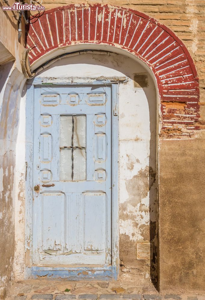 Immagine La porta colorata di un vecchio edificio nel centro di Daroca, Spagna.