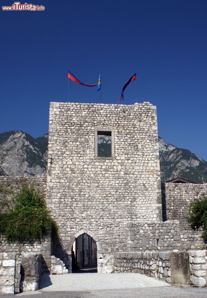 Immagine La porta d'ingresso della torre di Venzone, Friuli Venezia Giulia, Italia. Un suggestivo scorcio fotografico sull'antica torre cittadina.