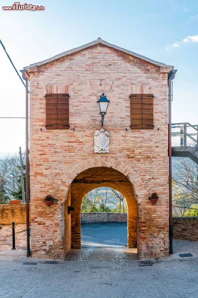 Immagine La porta d'accesso al borgo di Montefabbri, chiamata il cassero. Siamo nelle Marche  - © Maxal Tamor / Shutterstock.com