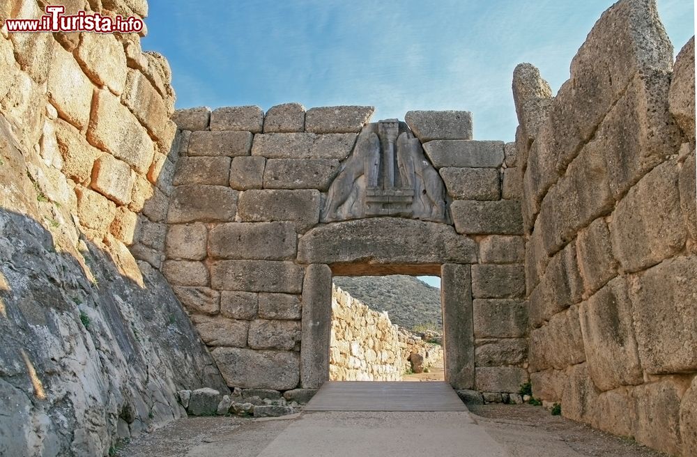 Immagine La Porta dei Leoni a Micene, Grecia. Si tratta dell'entrata monumentale della rocca di Micene, in Argolide. E' famosa per il massiccio architrave e le stipiti sulla soglia con le due leonesse affiancate in piedi sulle zampe anteriori ai lati di una colonna.