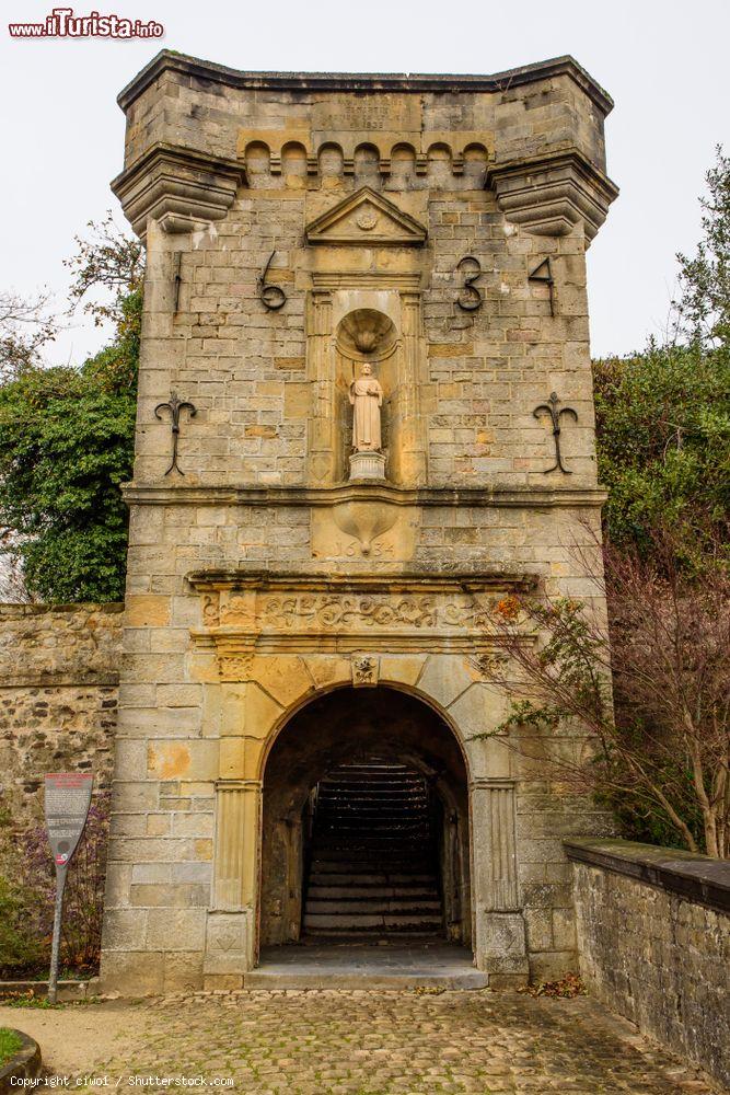 Immagine La porta dell'ex chiesa di San Michele a Arlon, Belgio, distrutta nel 1935. Oggi è stata ricoloccata nella chiesa cittadina di San Donato - © ciwo1 / Shutterstock.com