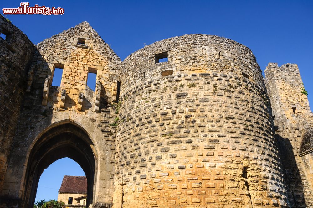 Immagine La Porta des Tours nel villaggio di Domme, Dordogna, Francia. Delle antiche porte cittadine ne sono rimaste tre: quella des Tours, con la torre a forma rotonda, è forse la più suggestiva.