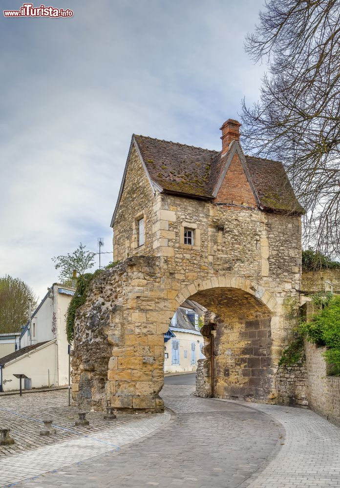 Immagine La Porta di Croux nella città vecchia di Nevers, Francia, in una giornata con il cielo grigio.