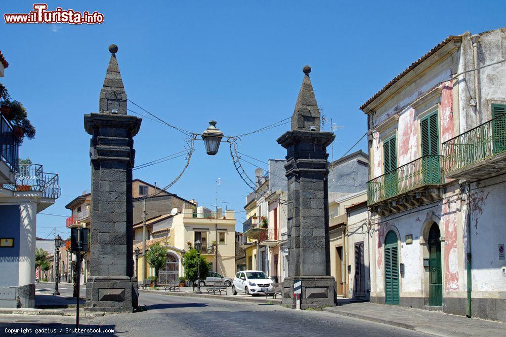 Immagine La porta di ingresso principale alla cittadina di Piedimonte Etneo in Sicilia - © gadzius / Shutterstock.com