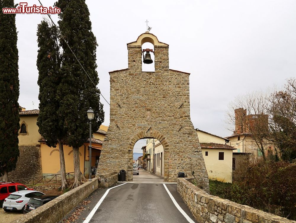 Immagine La porta di Montemarciano (AR) vicino a Terranuova Bracciolini in Toscana  - © Sailko / Shutterstock.com