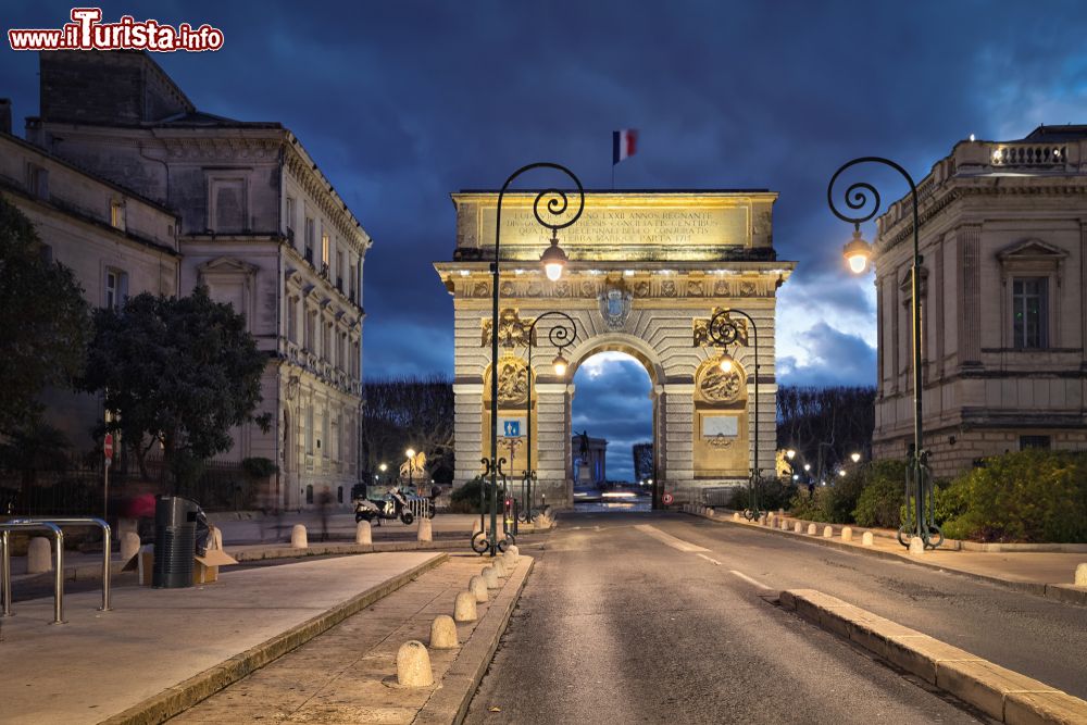 Immagine La Porta di Peyrou, l'arco di trionfo di Montpellier, di notte (Francia). Dedicato a Luigi XIV°, ha superficie ruvida in stile rustico che termina con una trabeazione dorica.