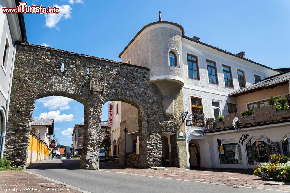 Immagine La Porta di Salisburgo di fronte alla chiesa cattolica di Schladming, Austria, in una giornata estiva di sole - © josefkubes / Shutterstock.com