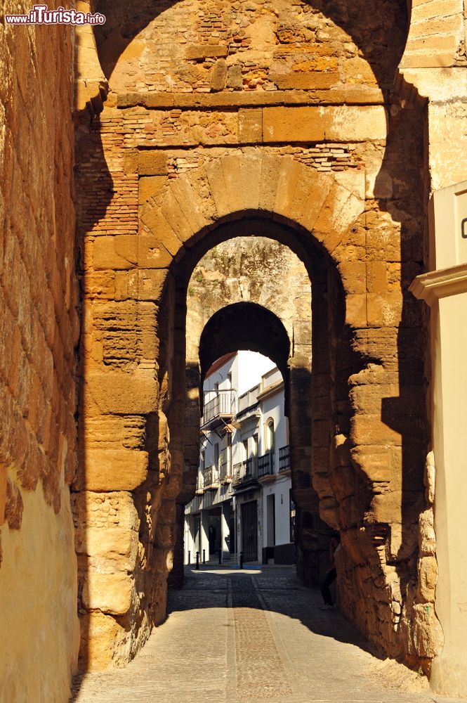 Immagine La Porta di Siviglia nella fortezza di Carmona, Andalusia, Spagna. Questo antico accesso della muraglia cittadina è formata da due archi: il primo a ferro di cavallo di epoca almohade, il secondo più antico risale al periodo del Califfato fra il X° e l'XI° secolo.