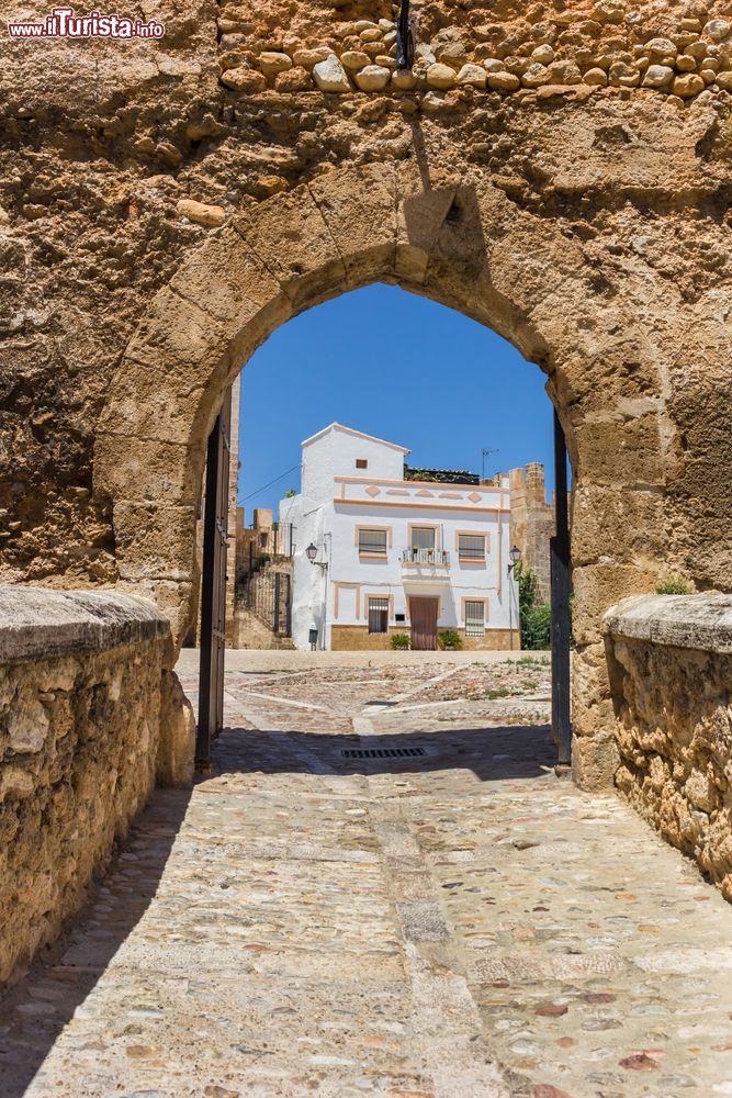 Immagine La porta d'ingresso alla piazza centrale di Bunol, Spagna.