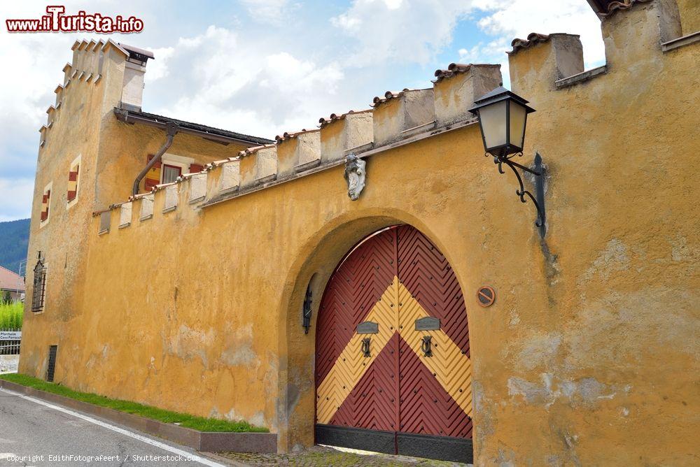 Immagine La porta d'ingresso del castello di Dobbiaco, Val Pusteria. Il castello Herbstenburg, dal nome dei due fratelli che lo acquistarono nel 1500, è caratterizzato da massicci torri angolari, soffitti a travi e merlature - © EdithFotografeert / Shutterstock.com