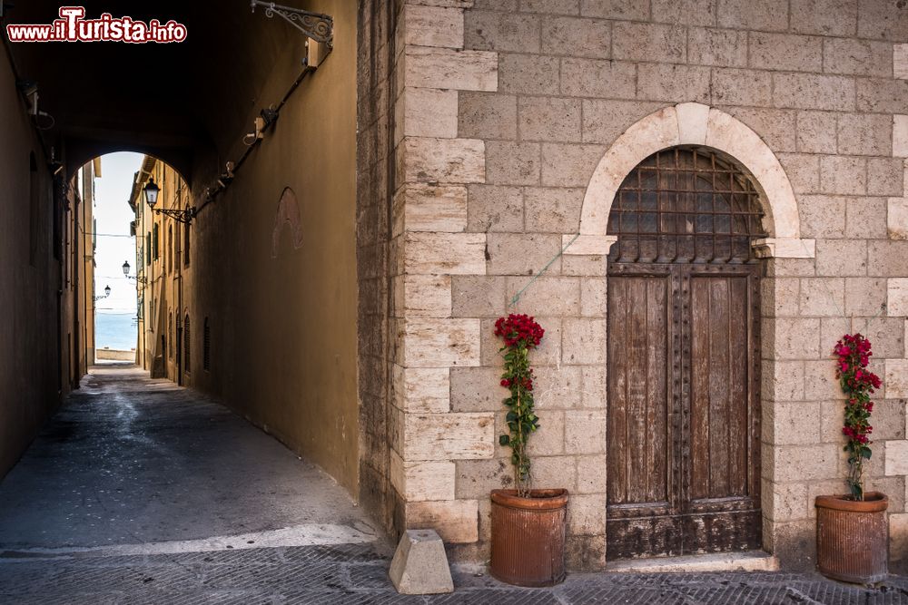 Immagine La porta d'ingresso del Palazzo Municipale di Piombino, provincia di Livorno, Toscana.