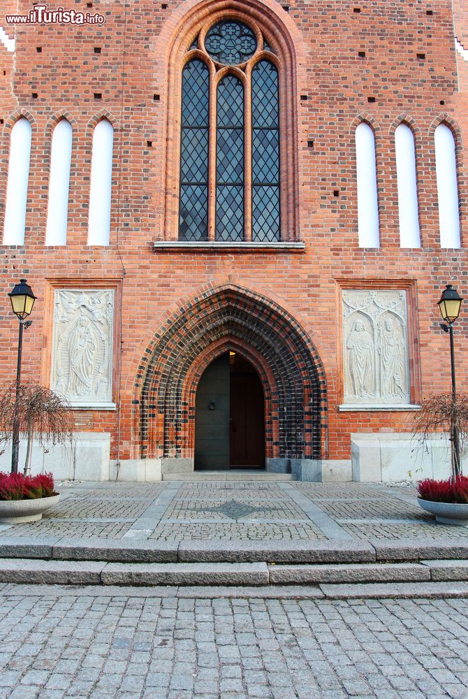 Immagine La porta d'ingresso di una vecchia chiesa nel centro storico di Vasteras, Svezia.