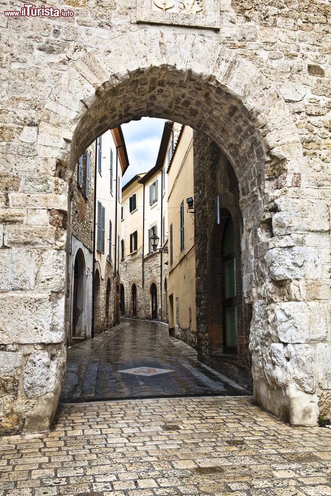 Immagine La porta d'ingresso nelle mura di San Gemini, Umbria, Italia. E' considerato uno dei borghi più belli d'Italia.