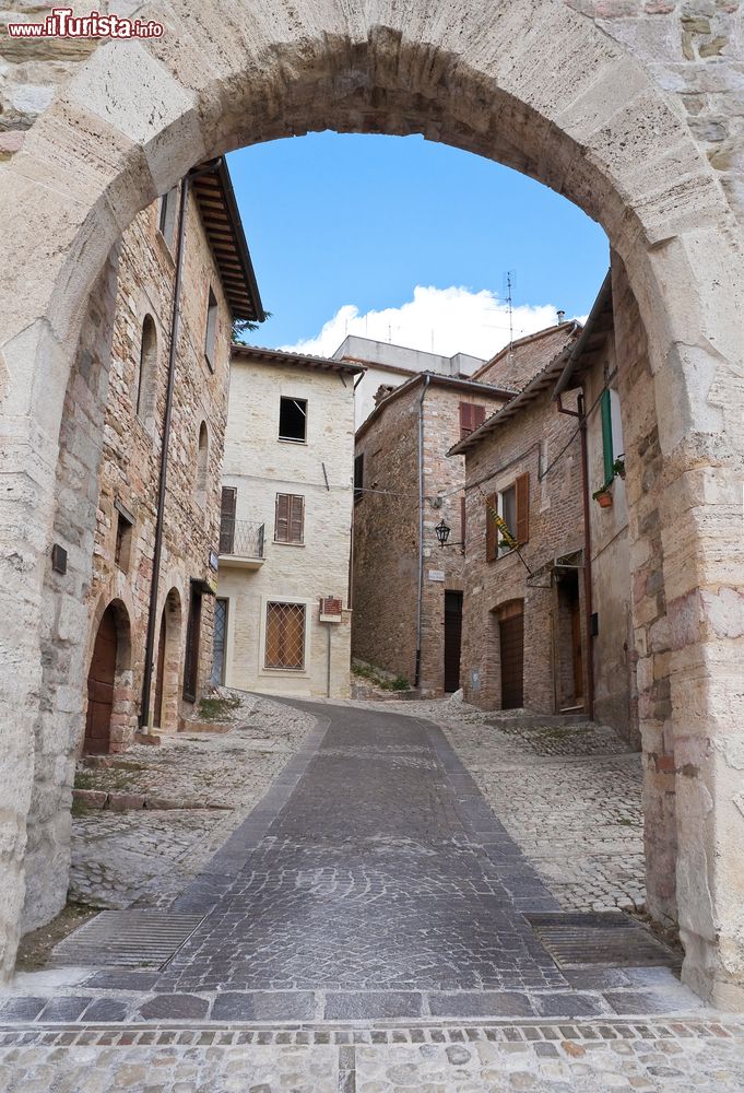 Immagine La porta Federico II° nel centro storico di Montefalco, Umbria. Nota anche come Porta di San Bartolomeo, questo ingresso riporta sopra l'arcata ogivale lo stemma imperiale in cui nel 1244 vennero scolpite due aquile bicipide.