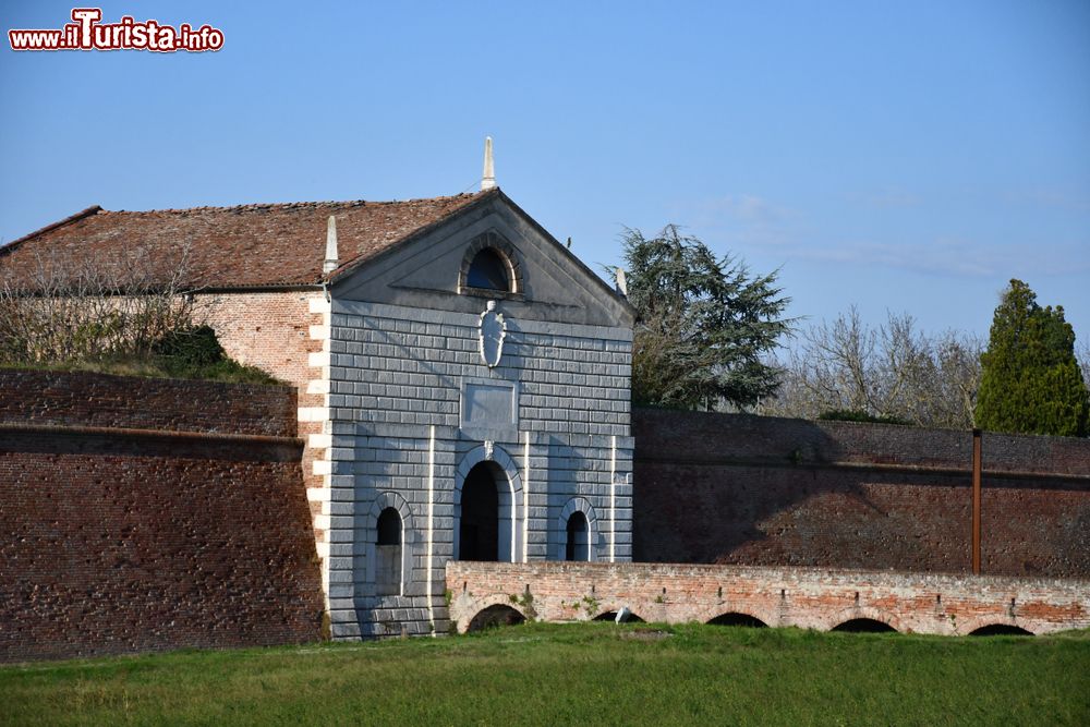 Immagine La Porta Imperiale di Sabbioneta e le mura cittadine del piccolo borgo padano in Provincia di Mantova.