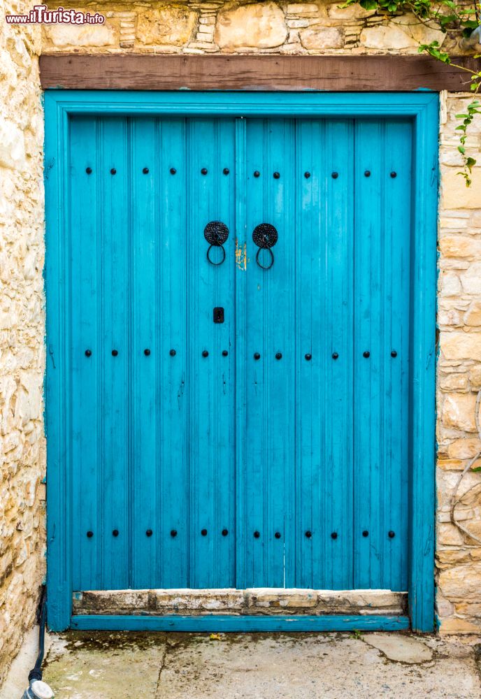 Immagine La porta in legno di un antico edificio nel centro di Omodos, Cipro.