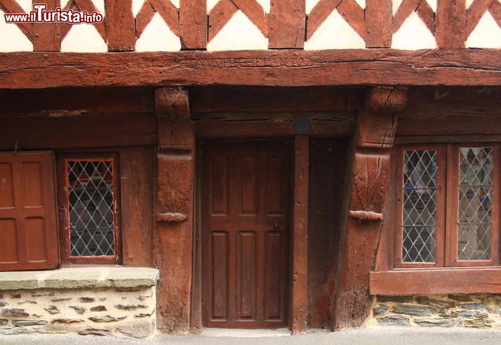 Immagine La porta in legno di un edificio di epoca medievale nella città di Josselin, Bretagna, Francia.