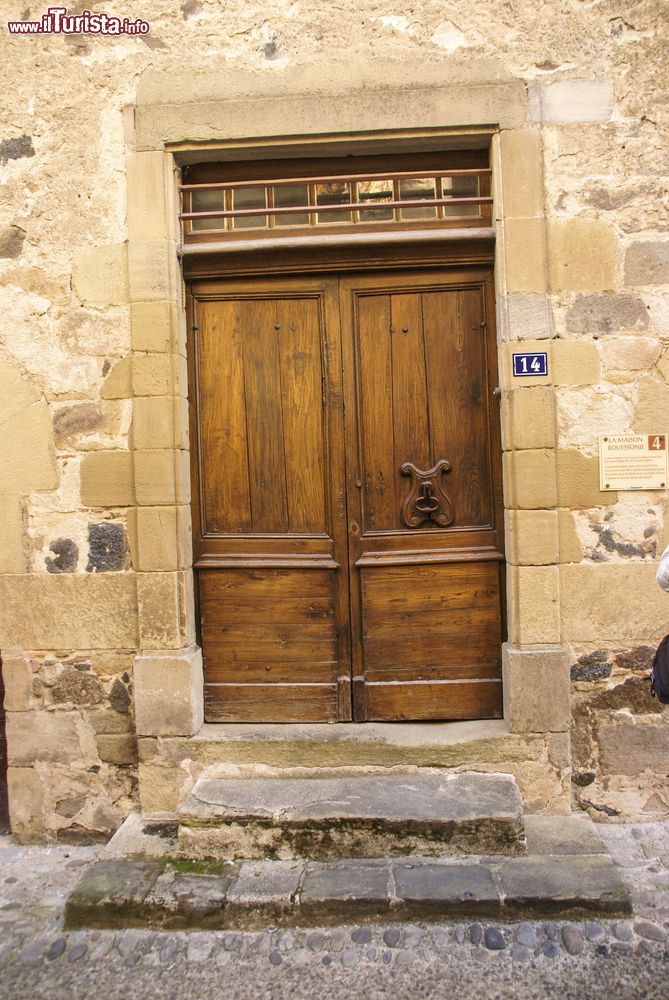 Immagine La porta in legno di una vecchia casa del centro storico di Beaulieu-sur-Dordogne, Francia.