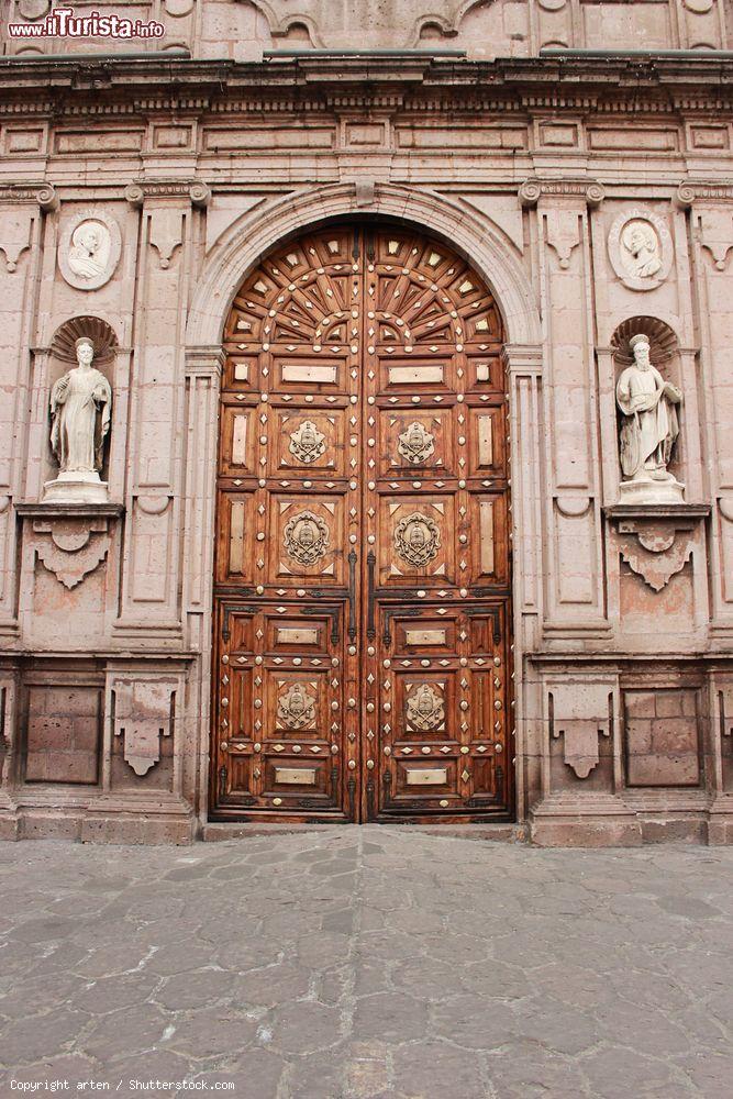 Immagine La porta lignea di ingresso alla cattedrale di Morelia, Messico - © arten / Shutterstock.com