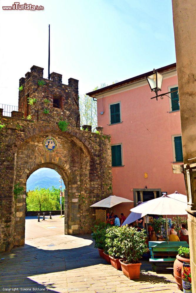 Immagine La porta medievale d'accesso al borgo di Barga in Garfagnana, Toscana settentrionale - © Simona Bottone / Shutterstock.com