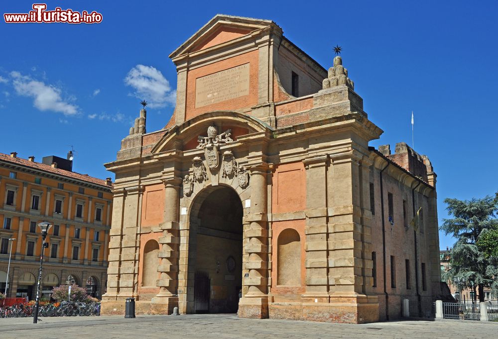 Immagine La porta medievale Galliera a Bologna, Emilia-Romagna. E' una delle porte della terza cinta muraria della città. Sorge in Piazza XX° Settembre.